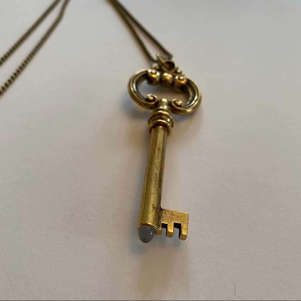Antique brass key necklace with long chain - Picture 9 of 12